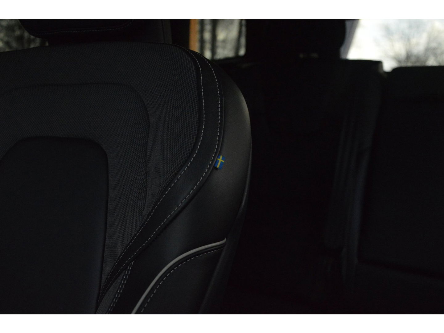 Volvo XC60 T6 Hybride AWD Plus Dark LONG RANGE | Luchtvering | Panoramadak | Trekhaak | Camera | Stoel + Stuur Verwarmd |