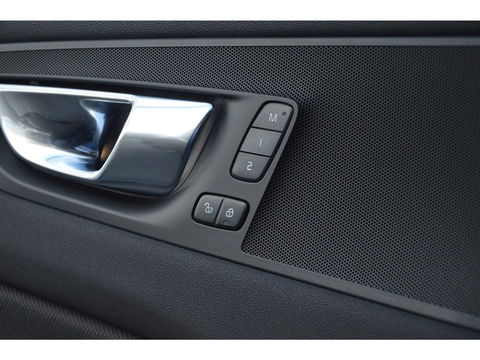 Volvo XC60 T6 Hybride AWD Plus Dark LONG RANGE | Luchtvering | Panoramadak | Trekhaak | Camera | Stoel + Stuur Verwarmd |