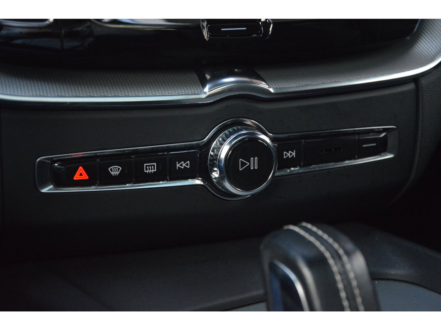 Volvo XC60 T6 Hybride AWD Plus Dark LONG RANGE | Luchtvering | Panoramadak | Trekhaak | Camera | Stoel + Stuur Verwarmd |