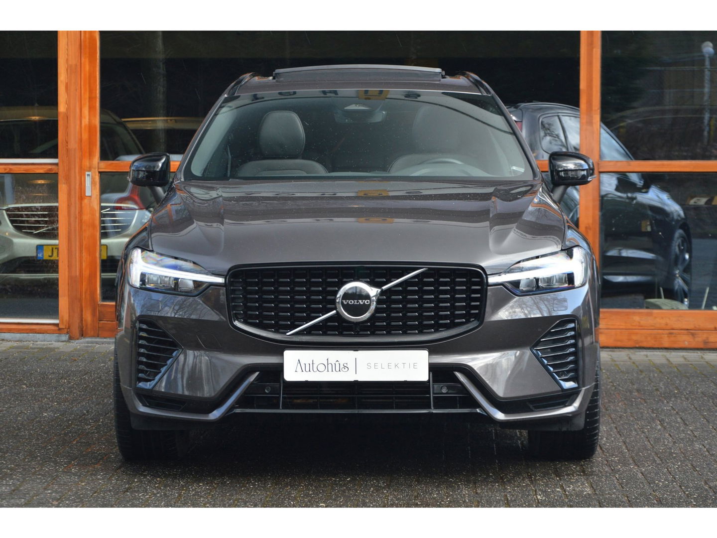 Volvo XC60 T6 Hybride AWD Plus Dark LONG RANGE | Luchtvering | Panoramadak | Trekhaak | Camera | Stoel + Stuur Verwarmd |