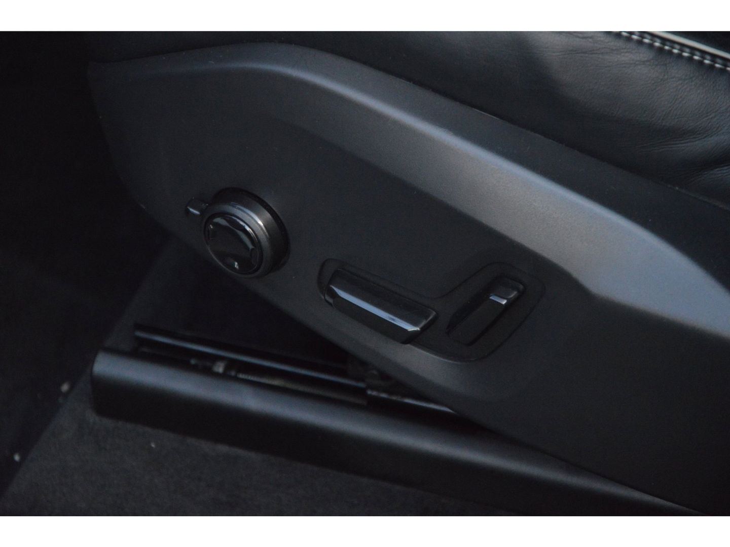 Volvo XC60 T6 Hybride AWD Plus Dark LONG RANGE | Luchtvering | Panoramadak | Trekhaak | Camera | Stoel + Stuur Verwarmd |