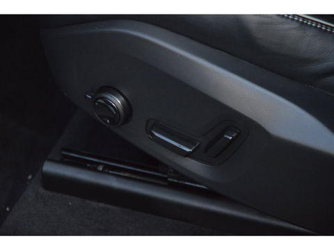 Volvo XC60 T6 Hybride AWD Plus Dark LONG RANGE | Luchtvering | Panoramadak | Trekhaak | Camera | Stoel + Stuur Verwarmd |