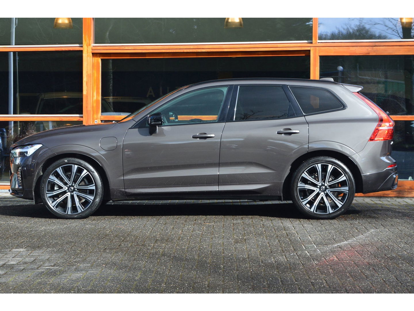 Volvo XC60 T6 Hybride AWD Plus Dark LONG RANGE | Luchtvering | Panoramadak | Trekhaak | Camera | Stoel + Stuur Verwarmd |