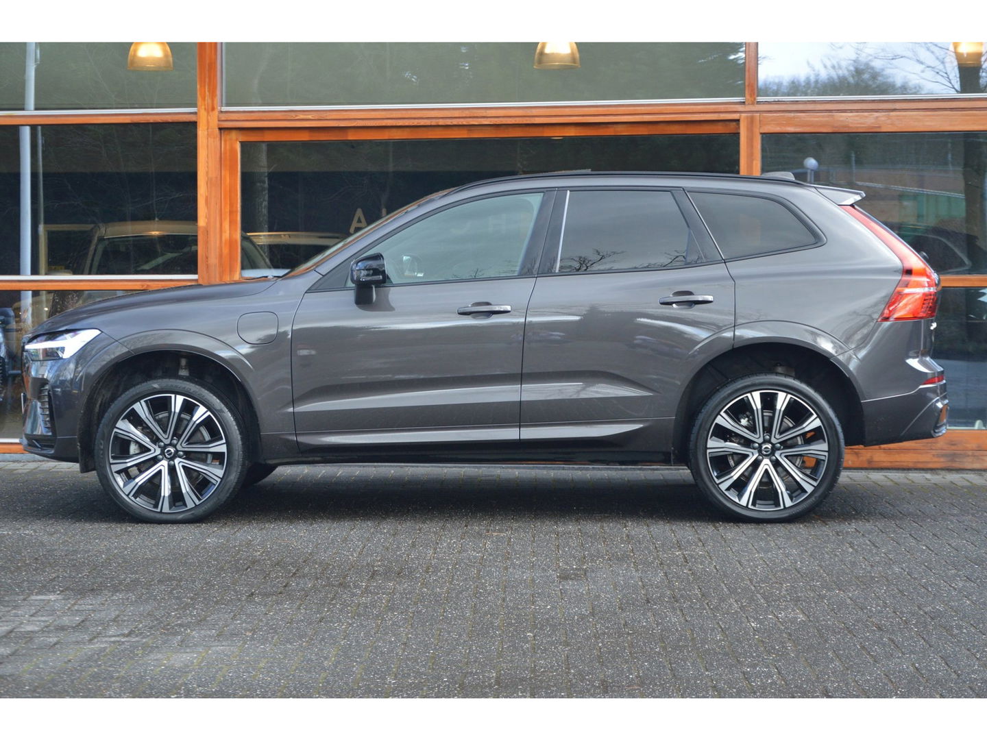 Volvo XC60 T6 Hybride AWD Plus Dark LONG RANGE | Luchtvering | Panoramadak | Trekhaak | Camera | Stoel + Stuur Verwarmd |