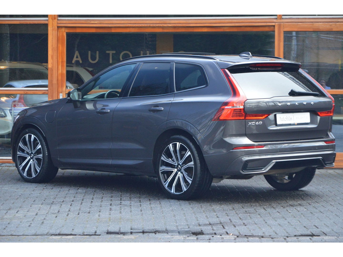 Volvo XC60 T6 Hybride AWD Plus Dark LONG RANGE | Luchtvering | Panoramadak | Trekhaak | Camera | Stoel + Stuur Verwarmd |