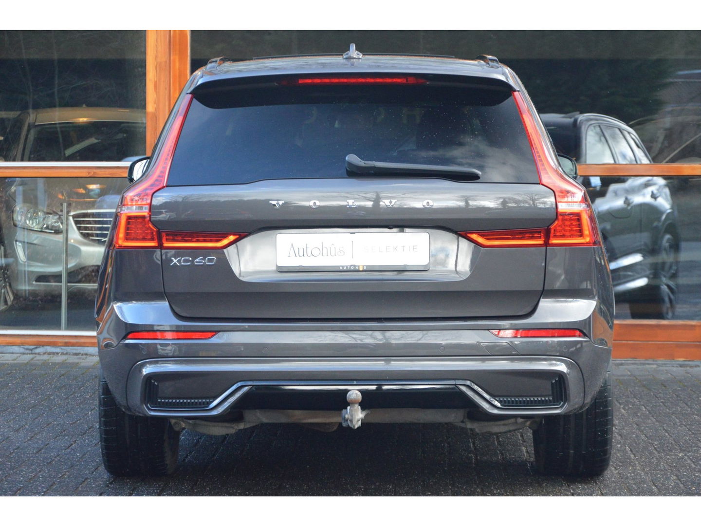 Volvo XC60 T6 Hybride AWD Plus Dark LONG RANGE | Luchtvering | Panoramadak | Trekhaak | Camera | Stoel + Stuur Verwarmd |