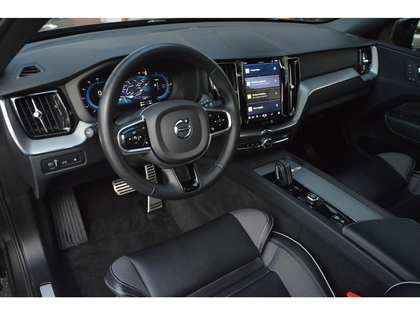 Volvo XC60 T6 Hybride AWD Plus Dark LONG RANGE | Luchtvering | Panoramadak | Trekhaak | Camera | Stoel + Stuur Verwarmd |