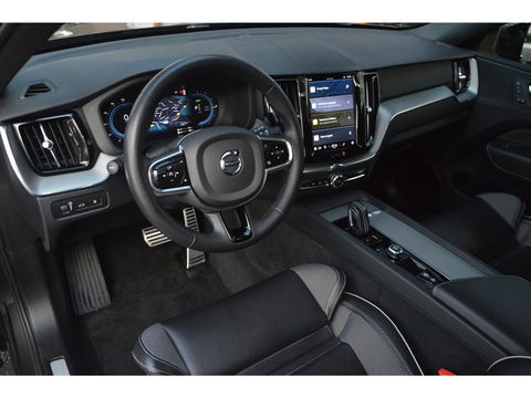 Volvo XC60 T6 Hybride AWD Plus Dark LONG RANGE | Luchtvering | Panoramadak | Trekhaak | Camera | Stoel + Stuur Verwarmd |