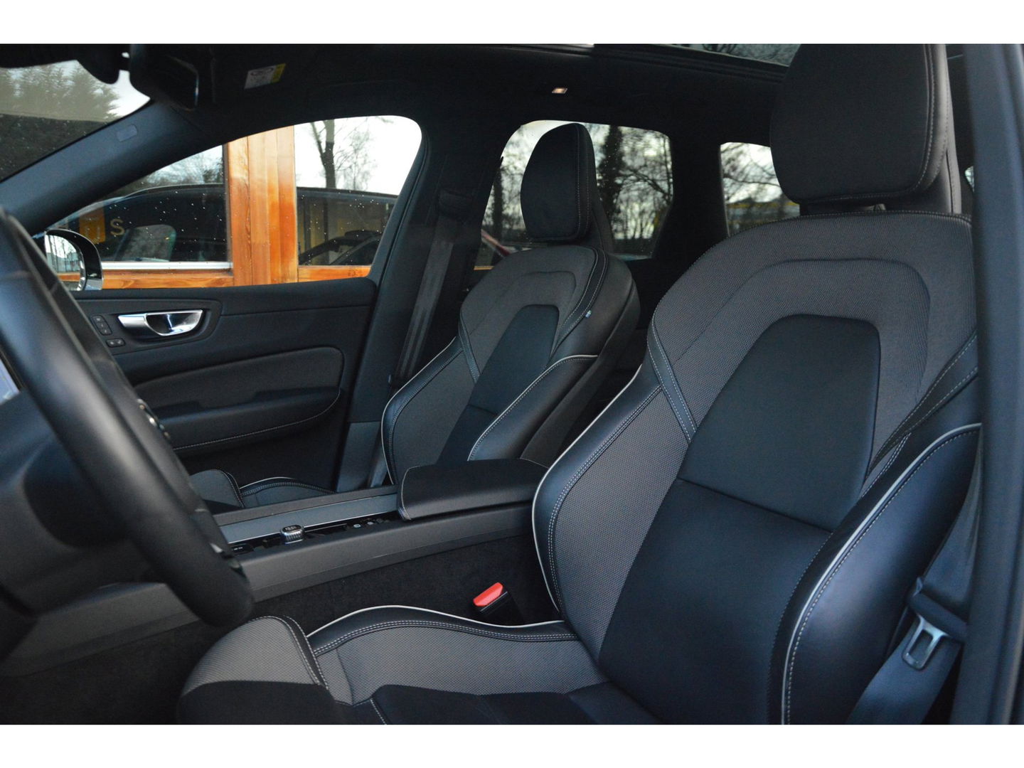 Volvo XC60 T6 Hybride AWD Plus Dark LONG RANGE | Luchtvering | Panoramadak | Trekhaak | Camera | Stoel + Stuur Verwarmd |