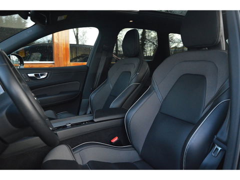 Volvo XC60 T6 Hybride AWD Plus Dark LONG RANGE | Luchtvering | Panoramadak | Trekhaak | Camera | Stoel + Stuur Verwarmd |