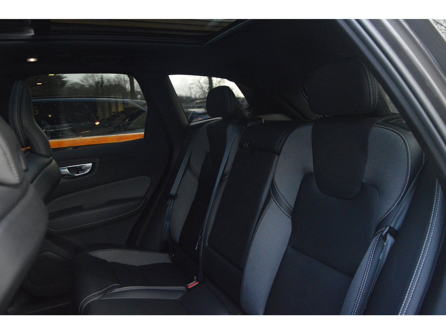 Volvo XC60 T6 Hybride AWD Plus Dark LONG RANGE | Luchtvering | Panoramadak | Trekhaak | Camera | Stoel + Stuur Verwarmd |