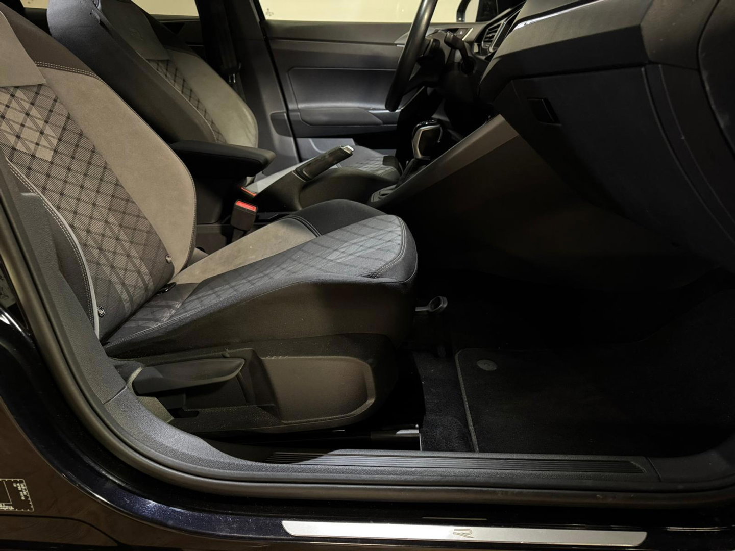 Volkswagen Taigo 1.0 TSI R-Line PANO KEYLESS VOL'