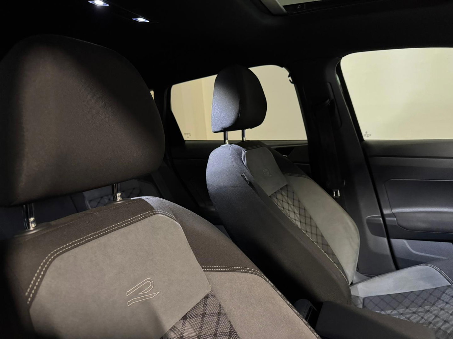 Volkswagen Taigo 1.0 TSI R-Line PANO KEYLESS VOL'