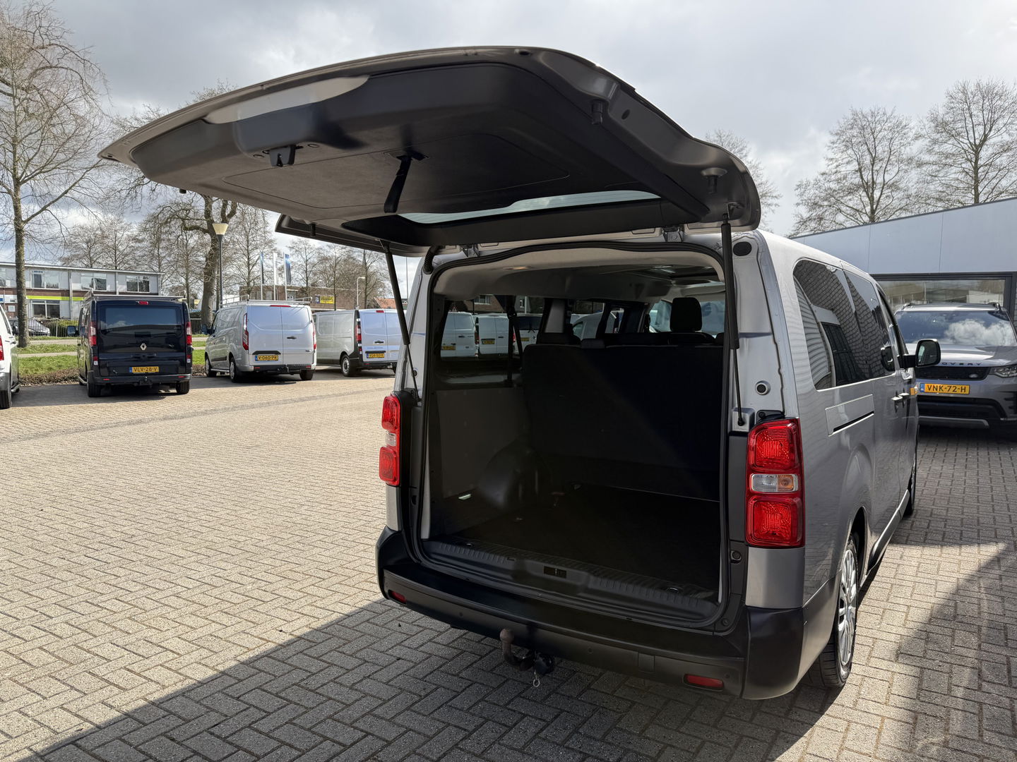 Toyota ProAce Shuttle 2.0 D-4D automaat Navigator Medium L3H1 / 9 persoons / euro 6 diesel / bpm vrij / vaste prijs rijklaar € 19.950 incl btw / inclusief een nieuwe distributie riem / isofix !