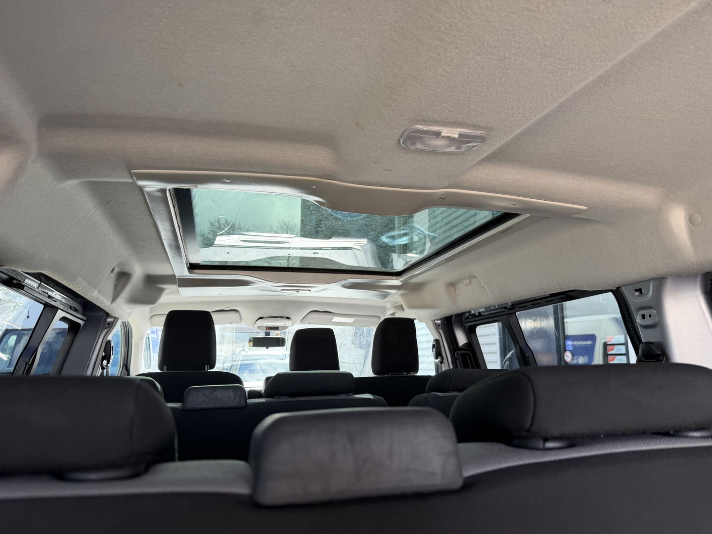 Toyota ProAce Shuttle 2.0 D-4D automaat Navigator Medium L3H1 / 9 persoons / euro 6 diesel / bpm vrij / vaste prijs rijklaar € 19.950 incl btw / inclusief een nieuwe distributie riem / isofix !