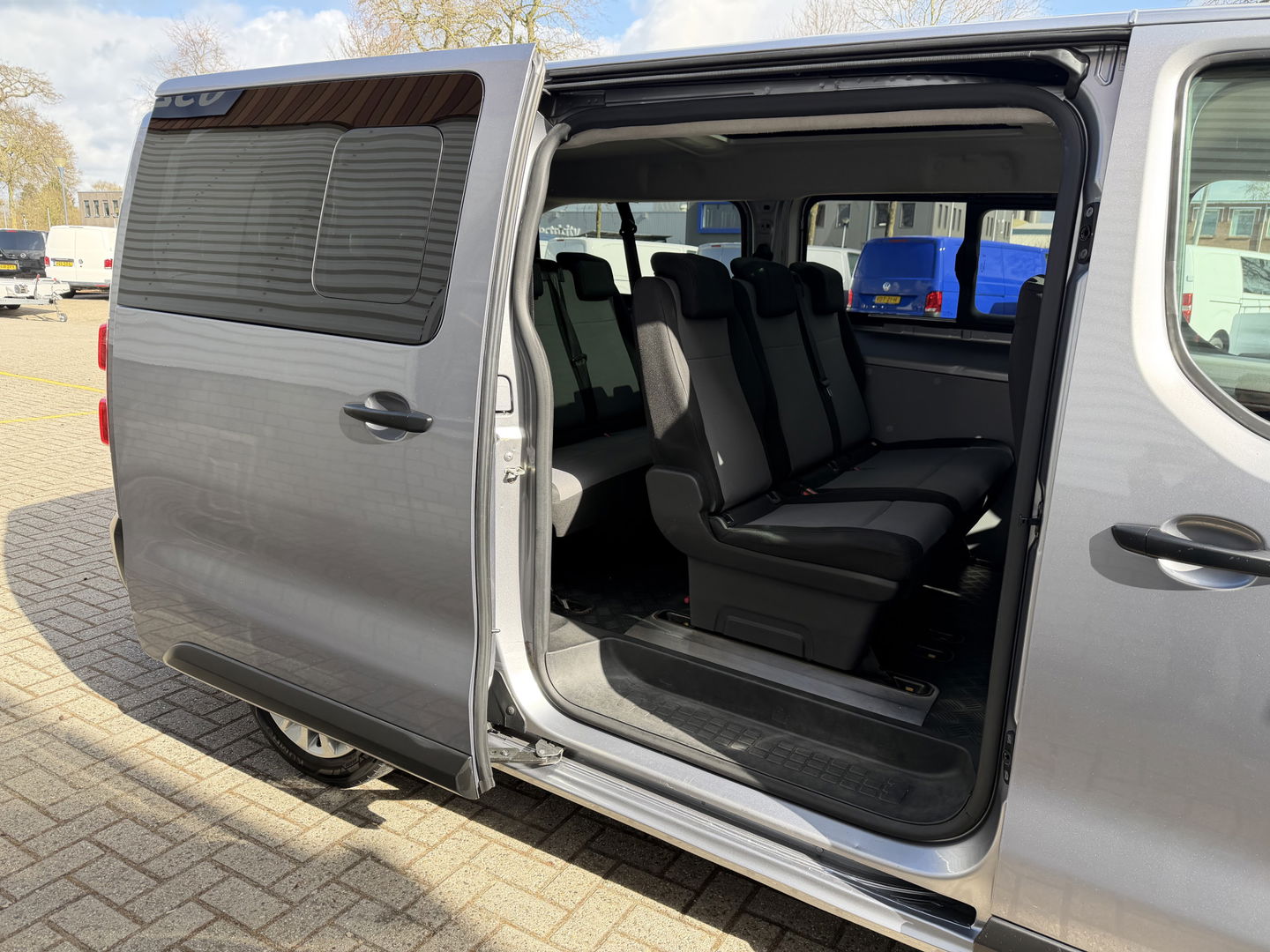 Toyota ProAce Shuttle 2.0 D-4D automaat Navigator Medium L3H1 / 9 persoons / euro 6 diesel / bpm vrij / vaste prijs rijklaar € 19.950 incl btw / inclusief een nieuwe distributie riem / isofix !