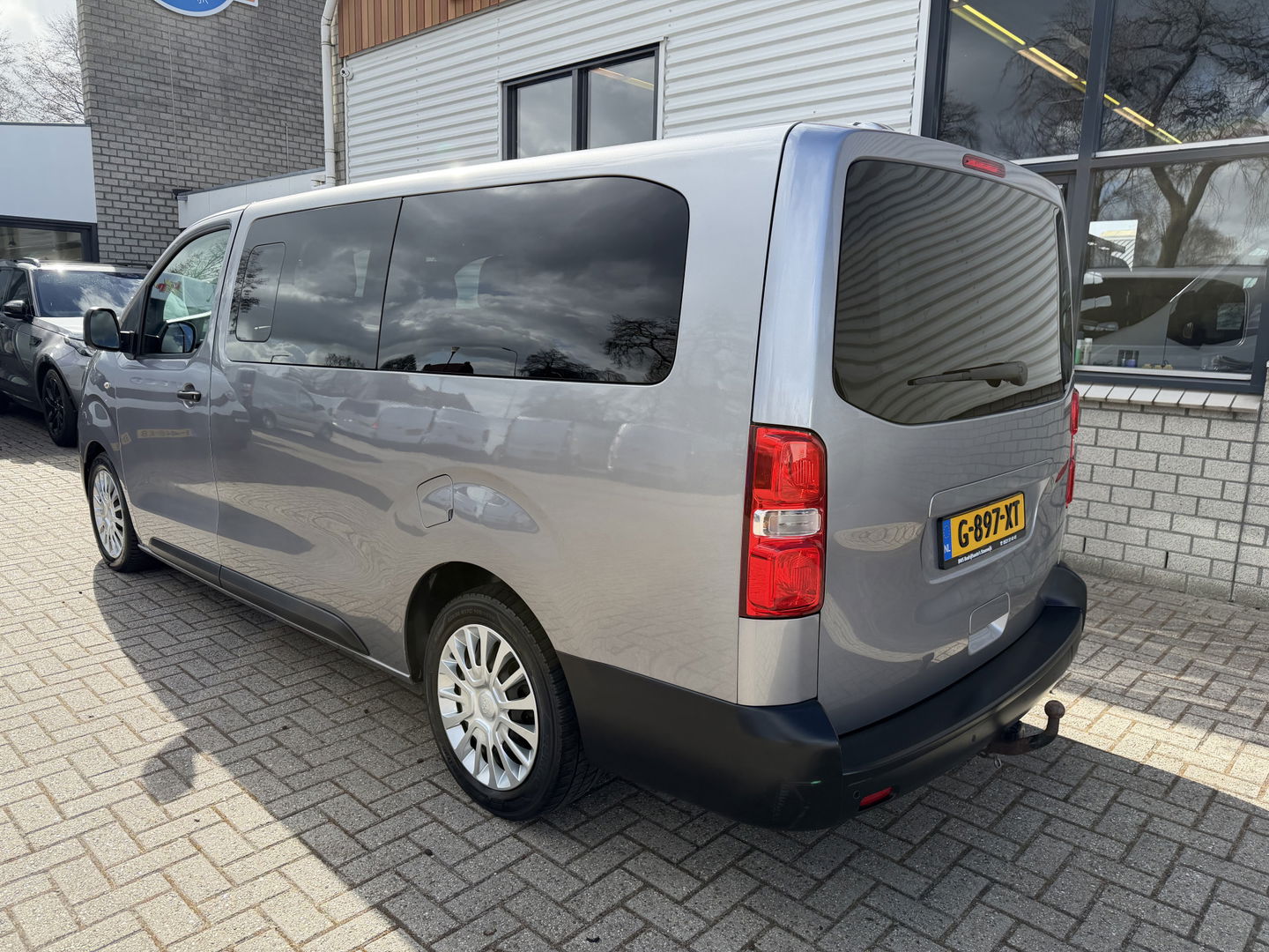 Toyota ProAce Shuttle 2.0 D-4D automaat Navigator Medium L3H1 / 9 persoons / euro 6 diesel / bpm vrij / vaste prijs rijklaar € 19.950 incl btw / inclusief een nieuwe distributie riem / isofix !
