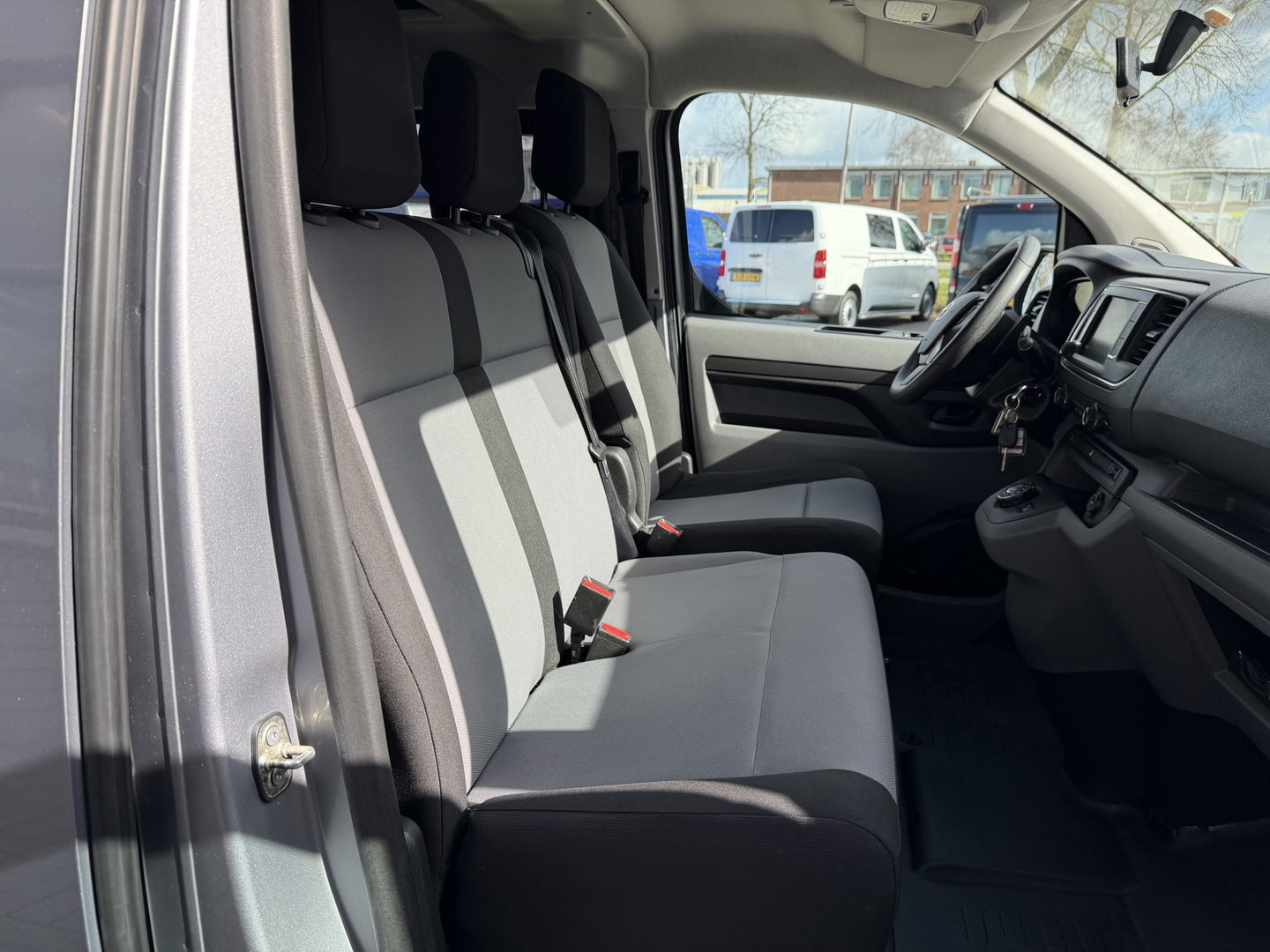 Toyota ProAce Shuttle 2.0 D-4D automaat Navigator Medium L3H1 / 9 persoons / euro 6 diesel / bpm vrij / vaste prijs rijklaar € 19.950 incl btw / inclusief een nieuwe distributie riem / isofix !