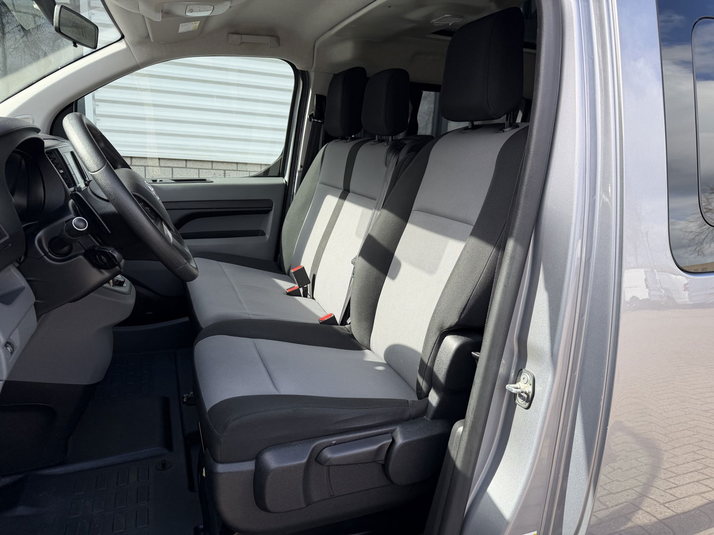 Toyota ProAce Shuttle 2.0 D-4D automaat Navigator Medium L3H1 / 9 persoons / euro 6 diesel / bpm vrij / vaste prijs rijklaar € 19.950 incl btw / inclusief een nieuwe distributie riem / isofix !