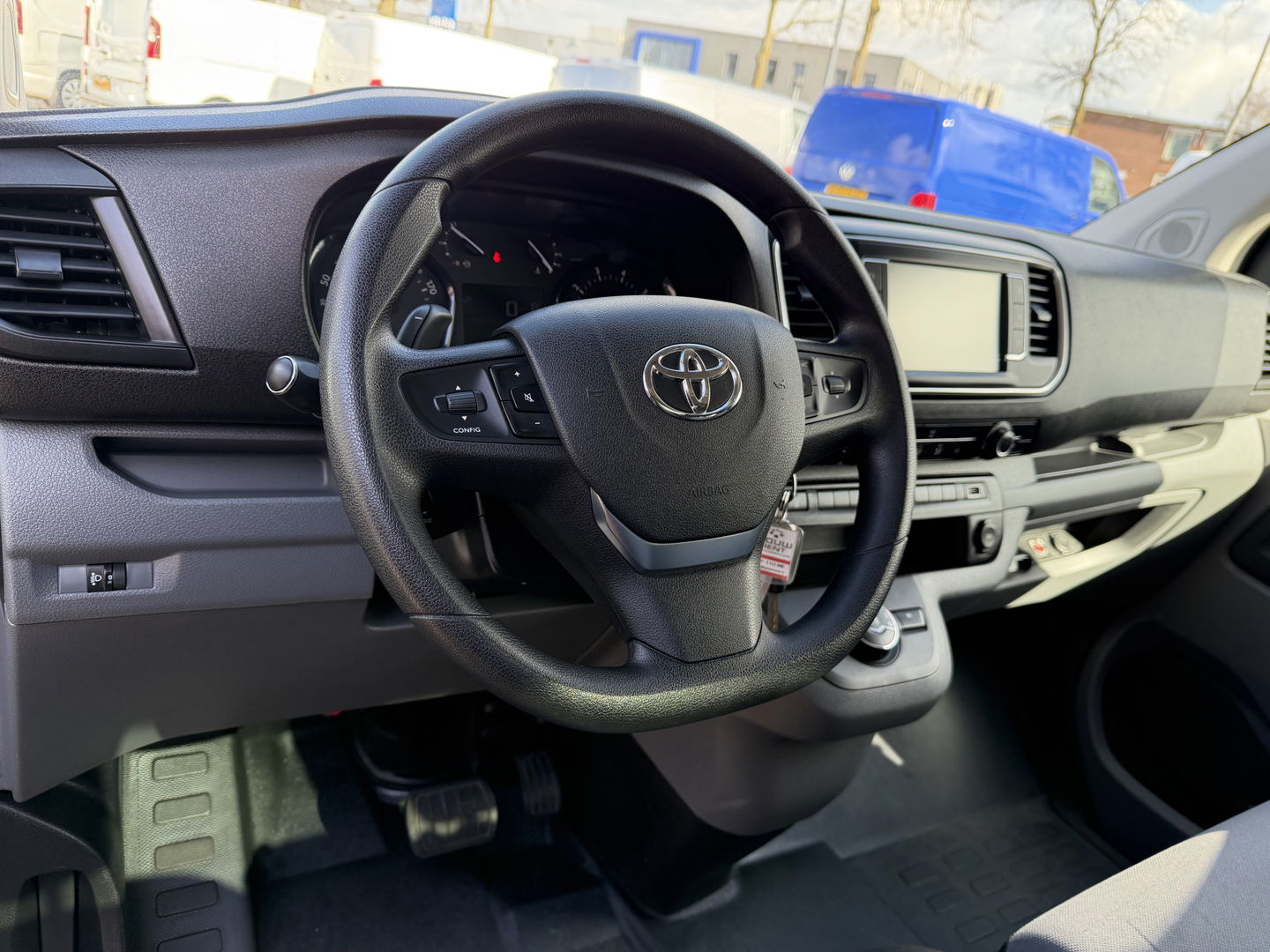 Toyota ProAce Shuttle 2.0 D-4D automaat Navigator Medium L3H1 / 9 persoons / euro 6 diesel / bpm vrij / vaste prijs rijklaar € 19.950 incl btw / inclusief een nieuwe distributie riem / isofix !