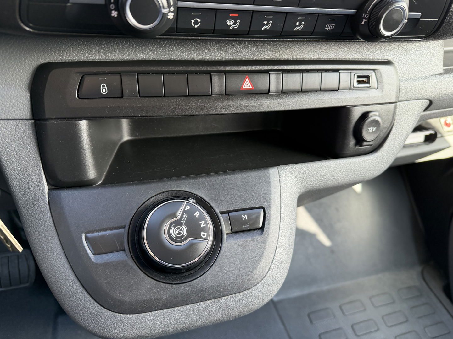 Toyota ProAce Shuttle 2.0 D-4D automaat Navigator Medium L3H1 / 9 persoons / euro 6 diesel / bpm vrij / vaste prijs rijklaar € 19.950 incl btw / inclusief een nieuwe distributie riem / isofix !