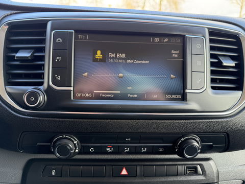 Toyota ProAce Shuttle 2.0 D-4D automaat Navigator Medium L3H1 / 9 persoons / euro 6 diesel / bpm vrij / vaste prijs rijklaar € 19.950 incl btw / inclusief een nieuwe distributie riem / isofix !