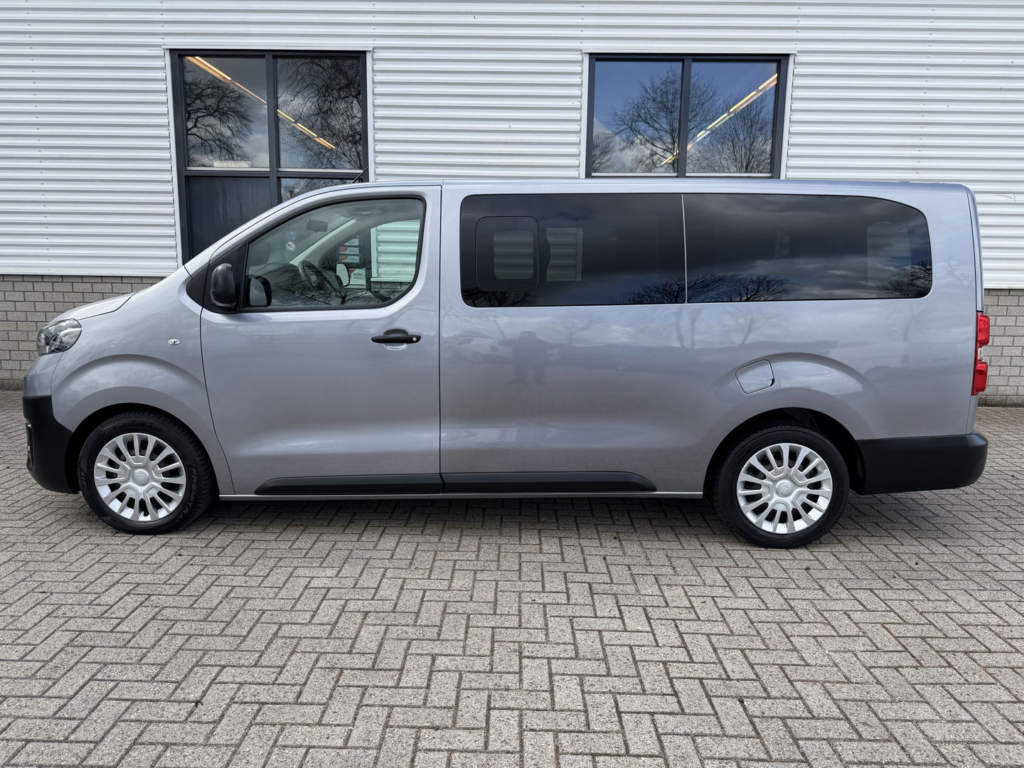 Toyota ProAce Shuttle 2.0 D-4D automaat Navigator Medium L3H1 / 9 persoons / euro 6 diesel / bpm vrij / vaste prijs rijklaar € 19.950 incl btw / inclusief een nieuwe distributie riem / isofix !