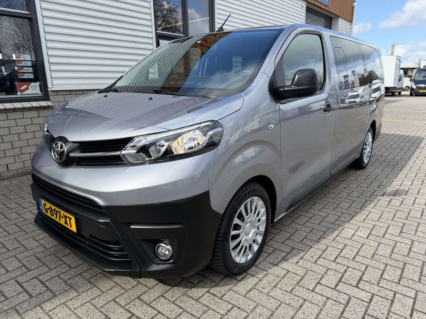 Toyota ProAce Shuttle 2.0 D-4D automaat Navigator Medium L3H1 / 9 persoons / euro 6 diesel / bpm vrij / vaste prijs rijklaar € 19.950 incl btw / inclusief een nieuwe distributie riem / isofix !