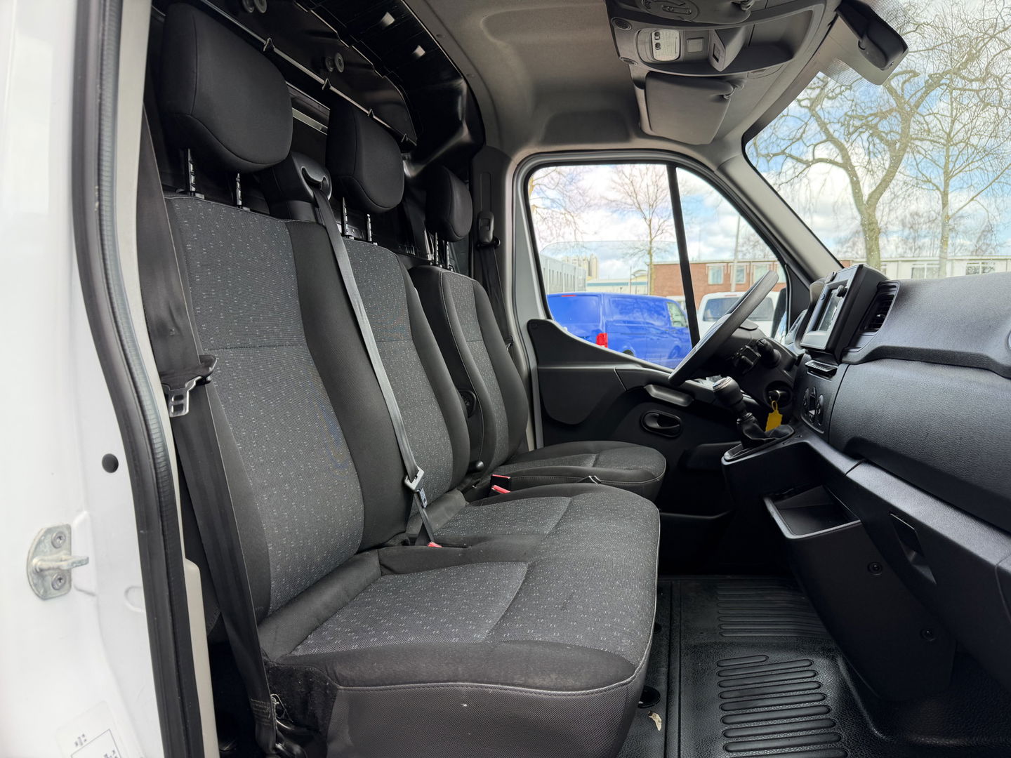 Opel Movano 2.3 Turbo 150pk L2H2 / vaste prijs rijklaar € 17.950 ex btw / lease vanaf € 302 / euro 6 / bpm vrij / airco / cruise / camera / imperial + trap / trekhaak 2500 kg !