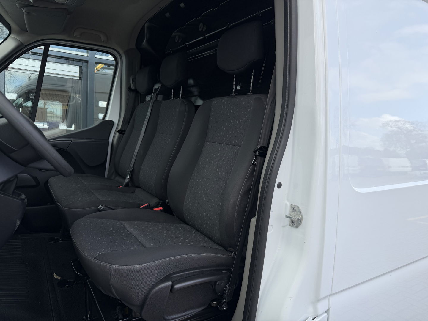 Opel Movano 2.3 Turbo 150pk L2H2 / vaste prijs rijklaar € 17.950 ex btw / lease vanaf € 302 / euro 6 / bpm vrij / airco / cruise / camera / imperial + trap / trekhaak 2500 kg !