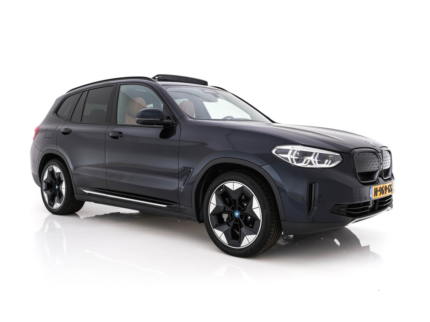 BMW iX3 High Executive 80 kWh [ 3-Fase-11kW ] {SOH-96%} (INCL-BTW) Aut. *PANO | LEATHER | HARMAN/KARDON | FULL-LED | BLINDSPOT | MEMORY-PACK | DIGI-COCKPIT | HEATED-SPORTSEATS | KEYLESS | TOPVIEW | DAB+ | NAVI-FULLMAP | HEAD-UP | PRIVACY-GLASS |