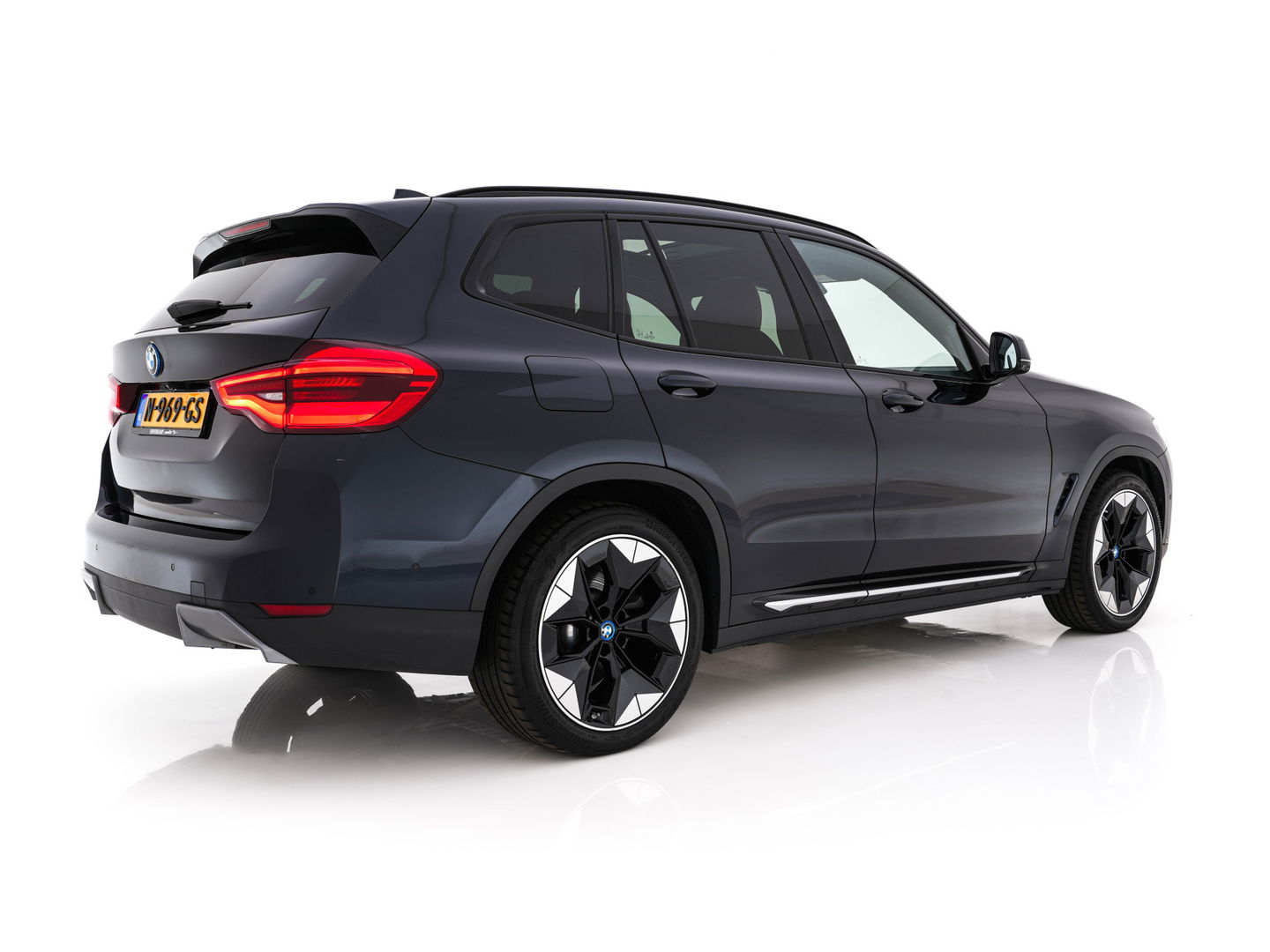 BMW iX3 High Executive 80 kWh [ 3-Fase-11kW ] {SOH-96%} (INCL-BTW) Aut. *PANO | LEATHER | HARMAN/KARDON | FULL-LED | BLINDSPOT | MEMORY-PACK | DIGI-COCKPIT | HEATED-SPORTSEATS | KEYLESS | TOPVIEW | DAB+ | NAVI-FULLMAP | HEAD-UP | PRIVACY-GLASS |