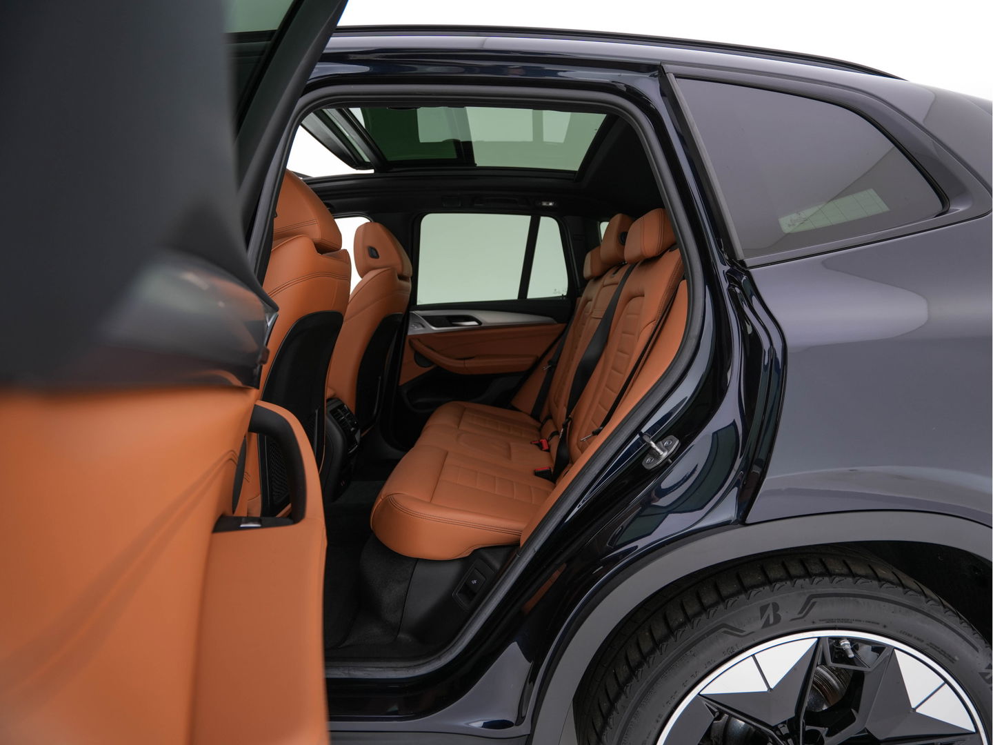 BMW iX3 High Executive 80 kWh [ 3-Fase-11kW ] {SOH-96%} (INCL-BTW) Aut. *PANO | LEATHER | HARMAN/KARDON | FULL-LED | BLINDSPOT | MEMORY-PACK | DIGI-COCKPIT | HEATED-SPORTSEATS | KEYLESS | TOPVIEW | DAB+ | NAVI-FULLMAP | HEAD-UP | PRIVACY-GLASS |