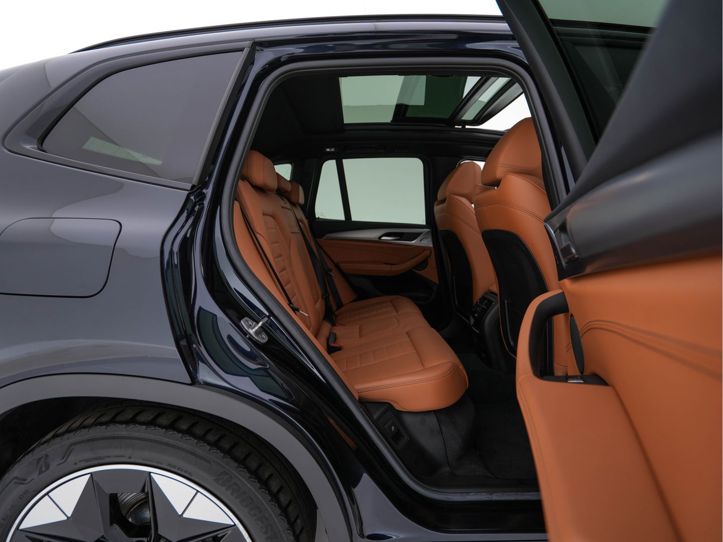 BMW iX3 High Executive 80 kWh [ 3-Fase-11kW ] {SOH-96%} (INCL-BTW) Aut. *PANO | LEATHER | HARMAN/KARDON | FULL-LED | BLINDSPOT | MEMORY-PACK | DIGI-COCKPIT | HEATED-SPORTSEATS | KEYLESS | TOPVIEW | DAB+ | NAVI-FULLMAP | HEAD-UP | PRIVACY-GLASS |