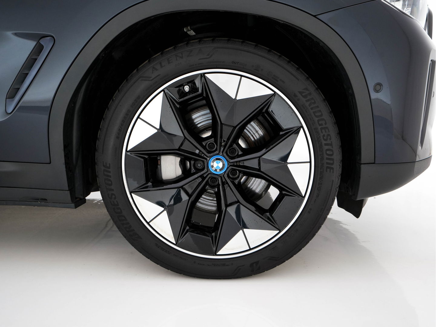 BMW iX3 High Executive 80 kWh [ 3-Fase-11kW ] {SOH-96%} (INCL-BTW) Aut. *PANO | LEATHER | HARMAN/KARDON | FULL-LED | BLINDSPOT | MEMORY-PACK | DIGI-COCKPIT | HEATED-SPORTSEATS | KEYLESS | TOPVIEW | DAB+ | NAVI-FULLMAP | HEAD-UP | PRIVACY-GLASS |