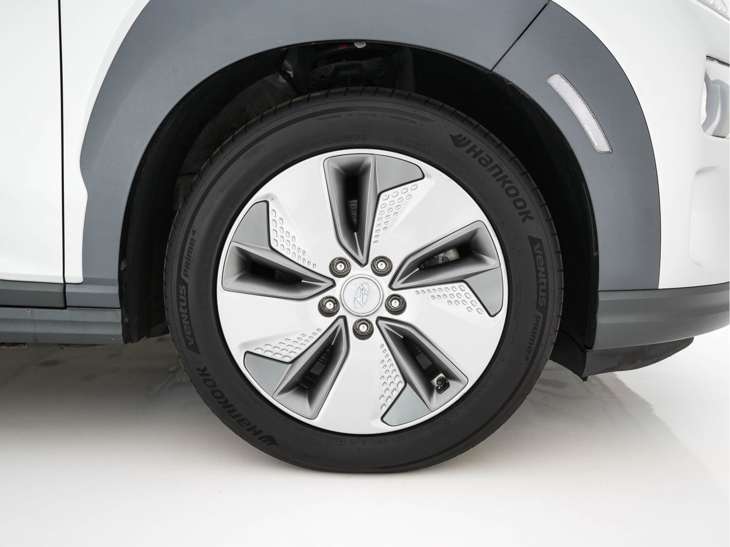 Hyundai KONA EV Fashion 64 kWh (3-Fase) {SOH-100%} (INCL-BTW)  Aut * HEATPUMP | NAVI-FULLMAP | LEATHER-FABRIC | KEYLESS | CAMERA | DAB | ECC | PDC | ADAPTIVE-CRUISE | LANE-ASSIST | HEATED SEATS | PRIVACY-GLASS | HEAD-UP | SHIFT-PADDLES | 17"A