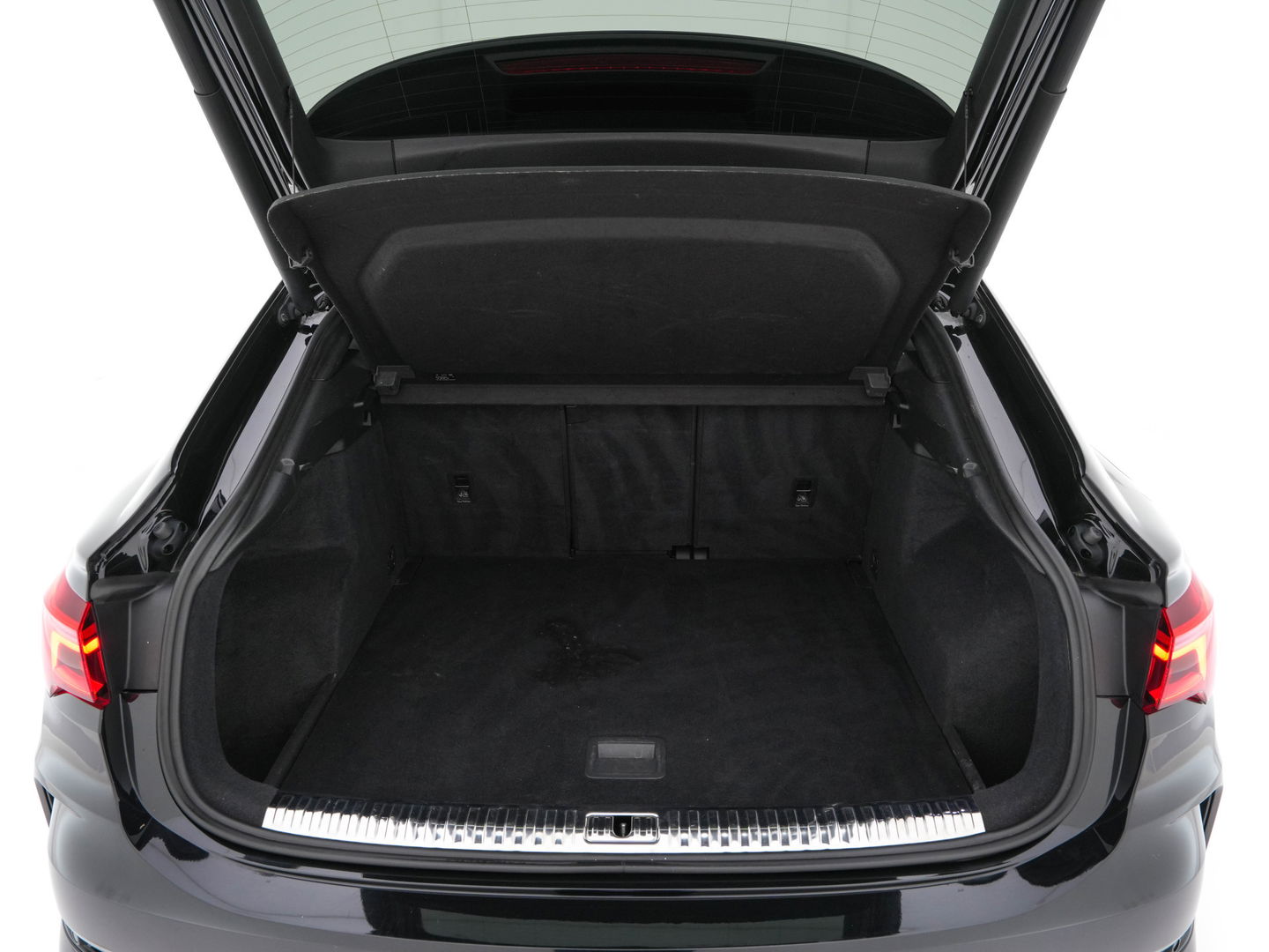 Audi RS Q3 Sportback TFSI Quattro Aut. *PANO | LEATHER | FULL-LED | ADAPTIVE-CRUISE | BANG&OLUFSEN | TOPVIEW | HEATED-SPORTSEATS | DIGI-COCKPIT | PRIVACYGLASS | SHIFTPADDLES | AMBIENTLIGHT | ECC | PDC | 21''ALU*