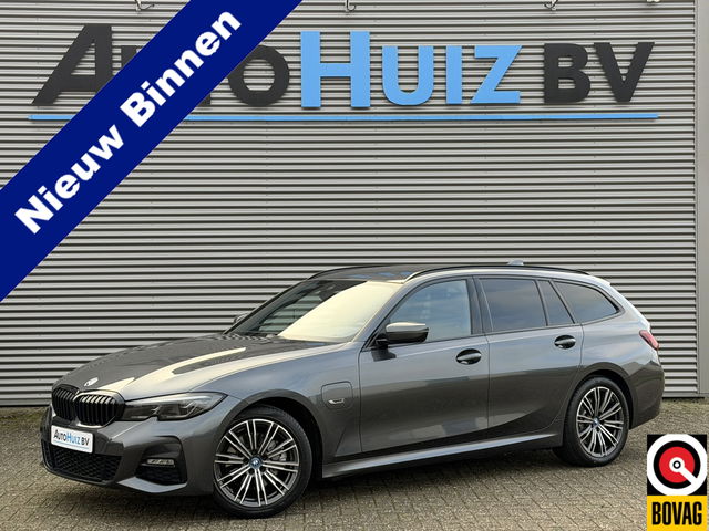 BMW 3 Serie - Touring 320e M Sport Laser Licht Trekhaak Stuurwielverwarming Carplay Achteruitrijcamera Keyless Entry