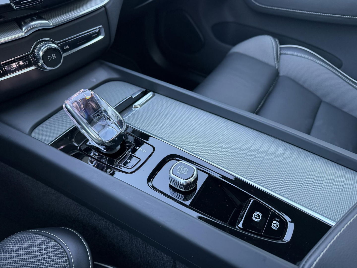 Volvo XC60 2.0 T6 Plug-in hybrid AWD Ultra Black Edition 360 l led l 21 inc