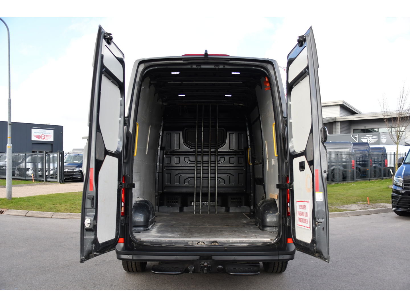 Volkswagen Crafter 35 2.0 TDI L3H3 Highline 75 Edition Adaptieve Cruise, Camera, Carplay, 177pk, LED, Leder, Stuurverwarming, Automaat, Uniek!