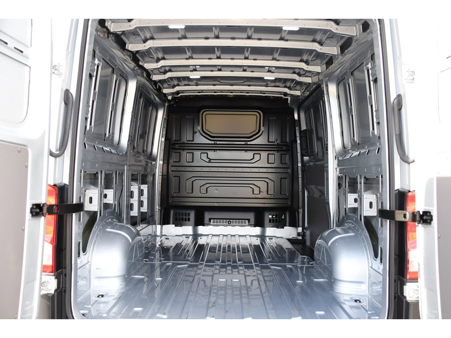Volkswagen Crafter 35 2.0 TDI L3H2 Highline PB Edition Adaptieve Cruise, Camera, Carplay, Clima, LED, Stoelverwarming, Multimedia, Sensoren, Uniek!