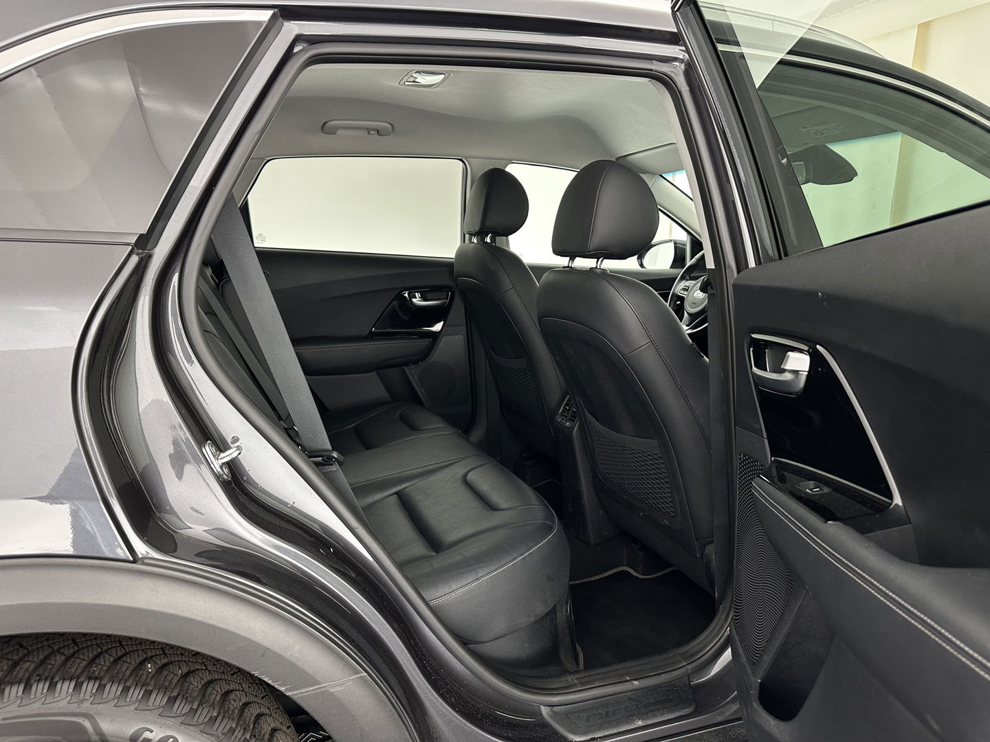 Kia Niro 1.6 GDi Hybrid DynamicPlusLine (INCL.BTW) Aut. *LEATHER | FULL-LED | ADAPTIVE-CRUISE | BLIND-SPOT | HEATED-COMFORTSEATS | CAMERA | KEYLESS | AMBIENT-LIGHT | NAVI-FULLMAP | 16''ALU | TOWBAR*