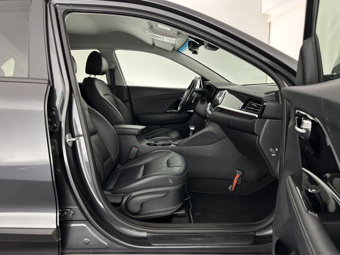 Kia Niro 1.6 GDi Hybrid DynamicPlusLine (INCL.BTW) Aut. *LEATHER | FULL-LED | ADAPTIVE-CRUISE | BLIND-SPOT | HEATED-COMFORTSEATS | CAMERA | KEYLESS | AMBIENT-LIGHT | NAVI-FULLMAP | 16''ALU | TOWBAR*