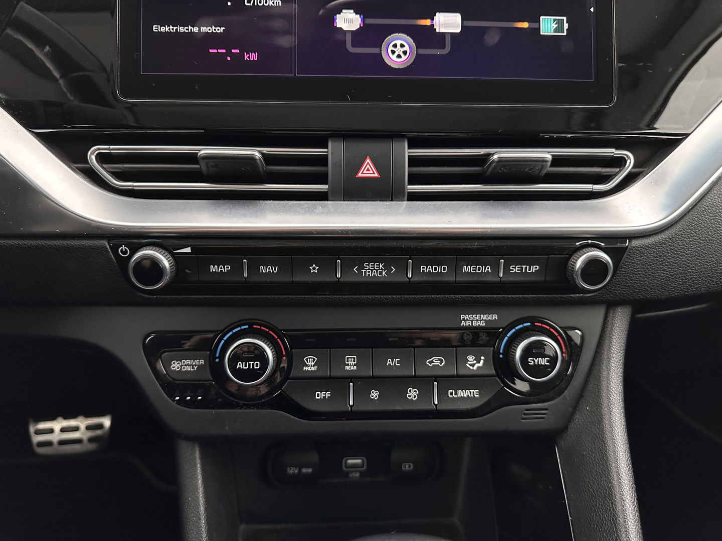 Kia Niro 1.6 GDi Hybrid DynamicPlusLine (INCL.BTW) Aut. *LEATHER | FULL-LED | ADAPTIVE-CRUISE | BLIND-SPOT | HEATED-COMFORTSEATS | CAMERA | KEYLESS | AMBIENT-LIGHT | NAVI-FULLMAP | 16''ALU | TOWBAR*