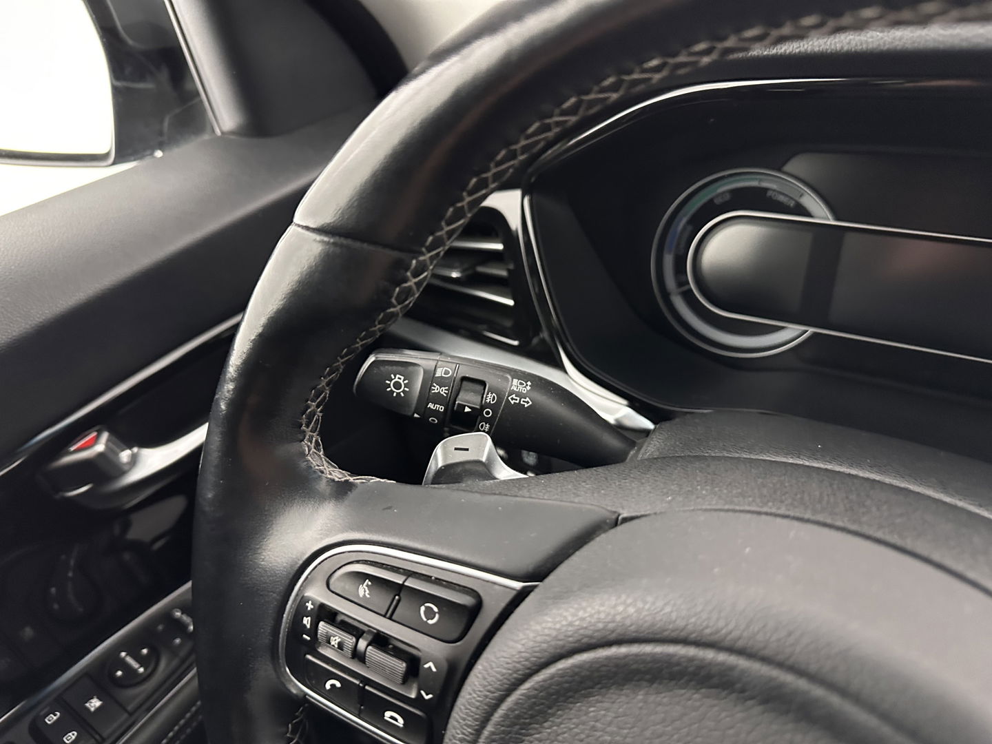 Kia Niro 1.6 GDi Hybrid DynamicPlusLine (INCL.BTW) Aut. *LEATHER | FULL-LED | ADAPTIVE-CRUISE | BLIND-SPOT | HEATED-COMFORTSEATS | CAMERA | KEYLESS | AMBIENT-LIGHT | NAVI-FULLMAP | 16''ALU | TOWBAR*