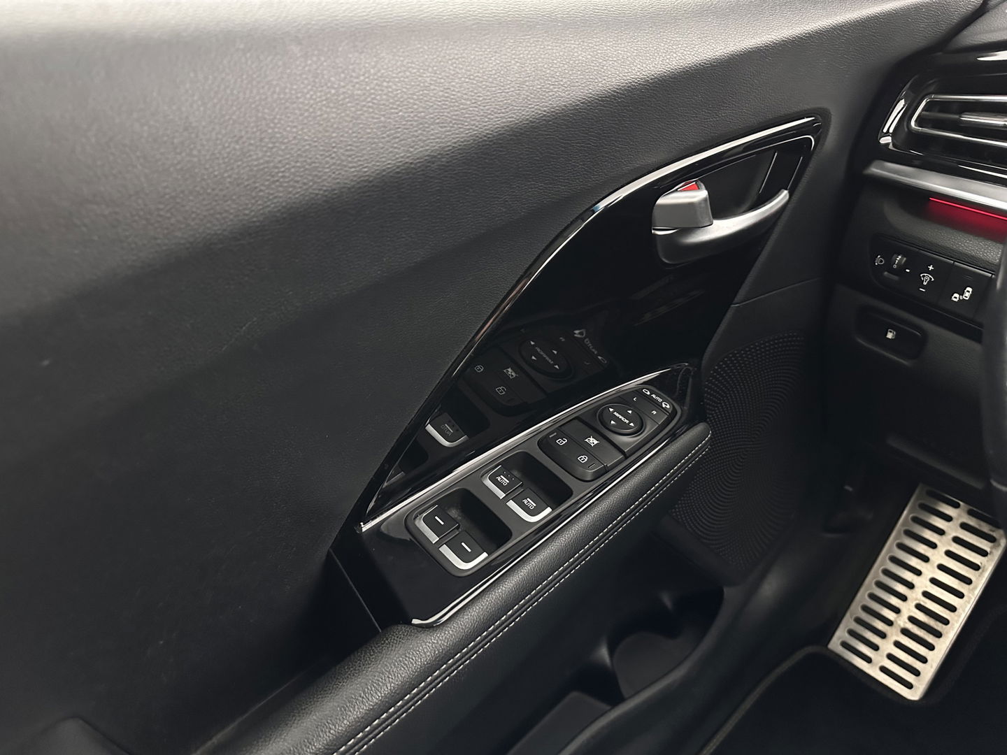 Kia Niro 1.6 GDi Hybrid DynamicPlusLine (INCL.BTW) Aut. *LEATHER | FULL-LED | ADAPTIVE-CRUISE | BLIND-SPOT | HEATED-COMFORTSEATS | CAMERA | KEYLESS | AMBIENT-LIGHT | NAVI-FULLMAP | 16''ALU | TOWBAR*