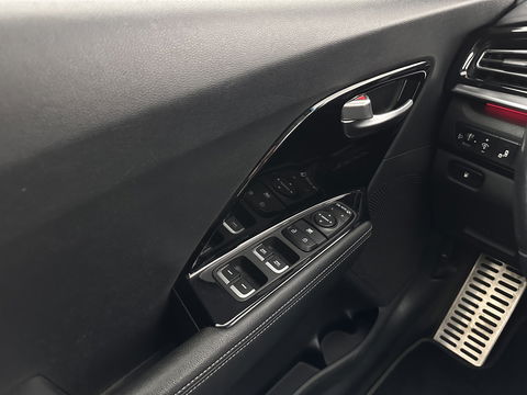 Kia Niro 1.6 GDi Hybrid DynamicPlusLine (INCL.BTW) Aut. *LEATHER | FULL-LED | ADAPTIVE-CRUISE | BLIND-SPOT | HEATED-COMFORTSEATS | CAMERA | KEYLESS | AMBIENT-LIGHT | NAVI-FULLMAP | 16''ALU | TOWBAR*