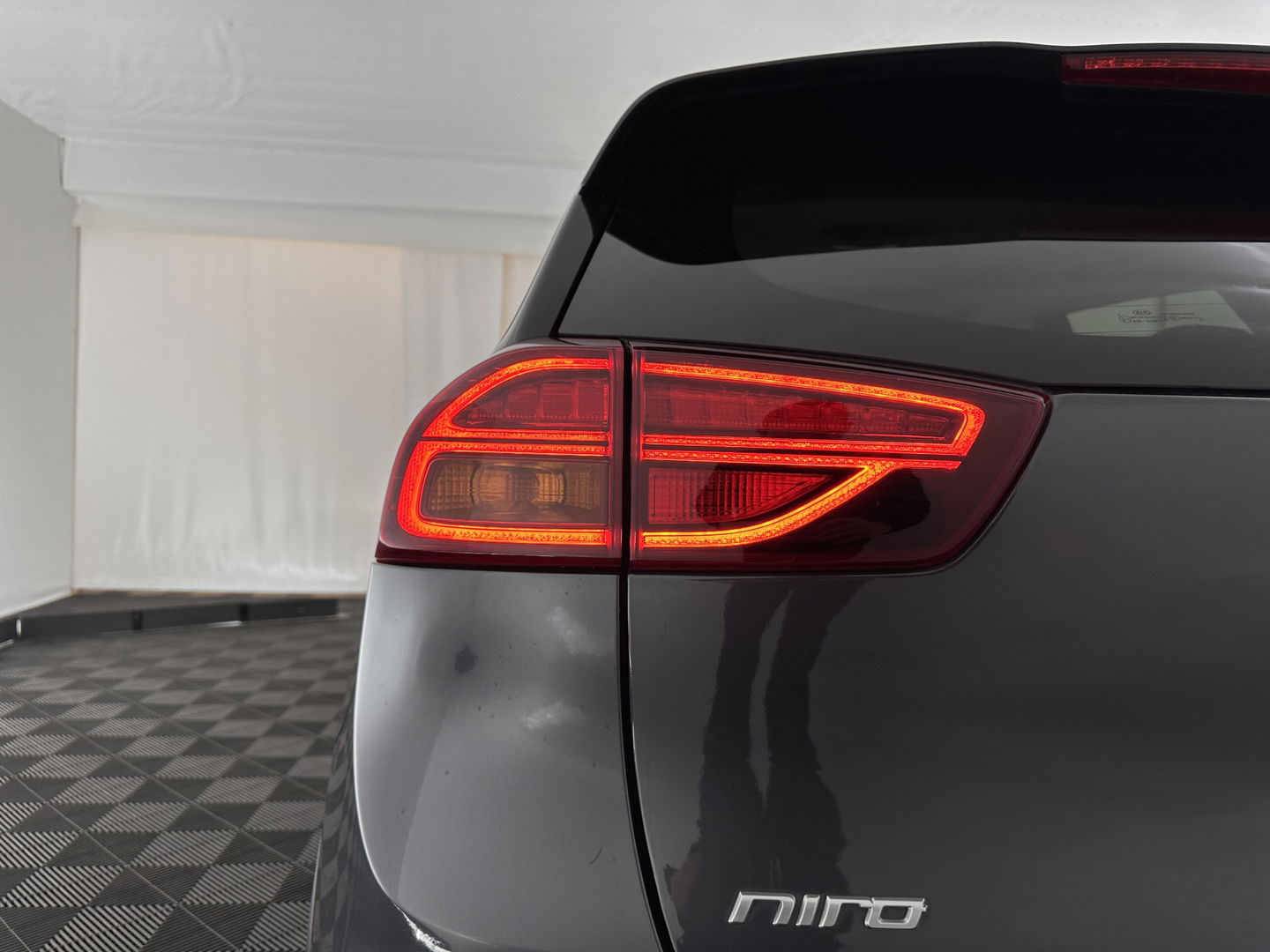 Kia Niro 1.6 GDi Hybrid DynamicPlusLine (INCL.BTW) Aut. *LEATHER | FULL-LED | ADAPTIVE-CRUISE | BLIND-SPOT | HEATED-COMFORTSEATS | CAMERA | KEYLESS | AMBIENT-LIGHT | NAVI-FULLMAP | 16''ALU | TOWBAR*