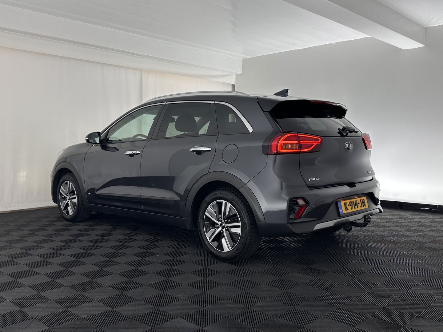 Kia Niro 1.6 GDi Hybrid DynamicPlusLine (INCL.BTW) Aut. *LEATHER | FULL-LED | ADAPTIVE-CRUISE | BLIND-SPOT | HEATED-COMFORTSEATS | CAMERA | KEYLESS | AMBIENT-LIGHT | NAVI-FULLMAP | 16''ALU | TOWBAR*