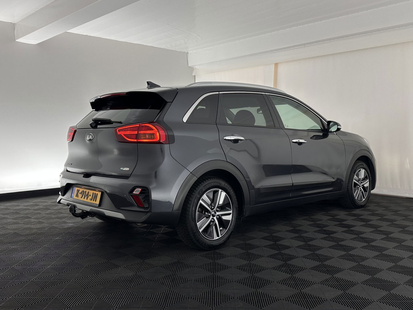 Kia Niro 1.6 GDi Hybrid DynamicPlusLine (INCL.BTW) Aut. *LEATHER | FULL-LED | ADAPTIVE-CRUISE | BLIND-SPOT | HEATED-COMFORTSEATS | CAMERA | KEYLESS | AMBIENT-LIGHT | NAVI-FULLMAP | 16''ALU | TOWBAR*